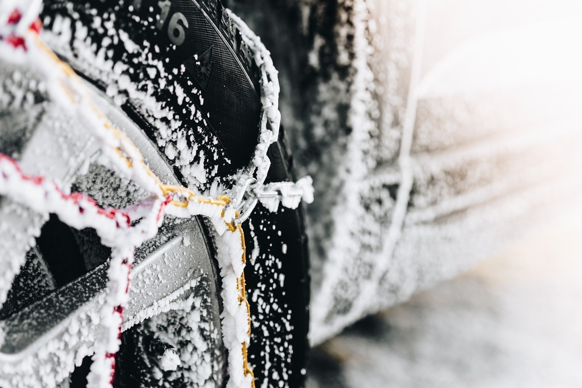 Schneeketten auf winterlicher Fahrbahn