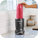 nutribullet Ultra mixt einen pinken Smoothie in der Kueche