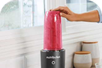 nutribullet Ultra mixt einen pinken Smoothie in der Kueche