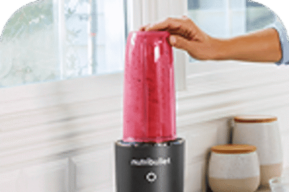 nutribullet Ultra mixt einen pinken Smoothie in der Kueche