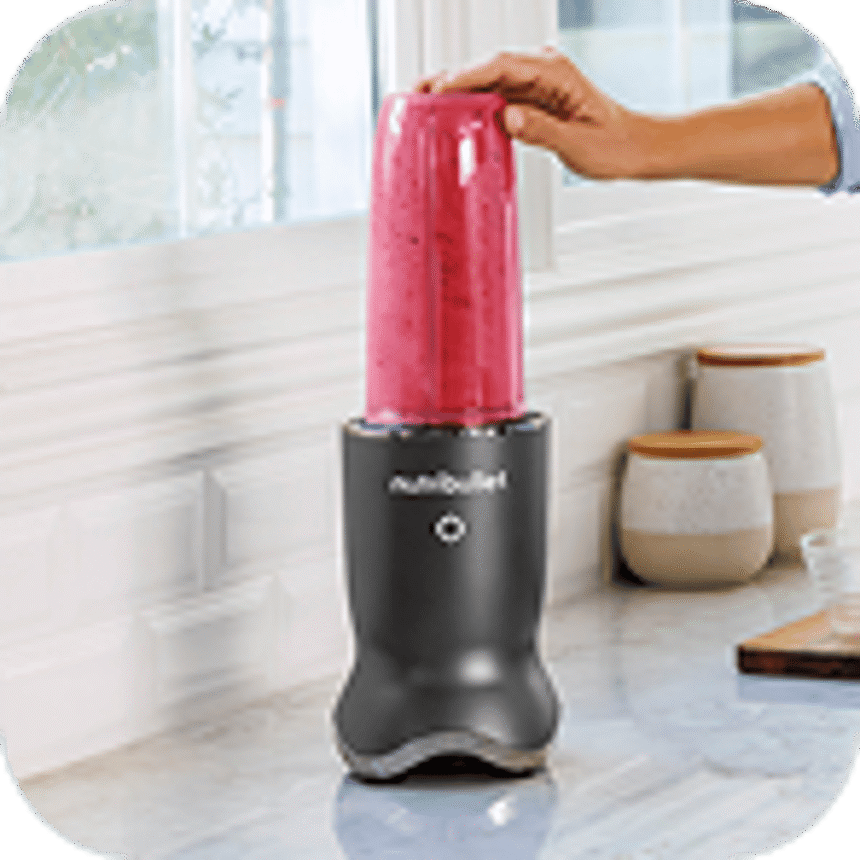 nutribullet Ultra mixt einen pinken Smoothie in der Kueche