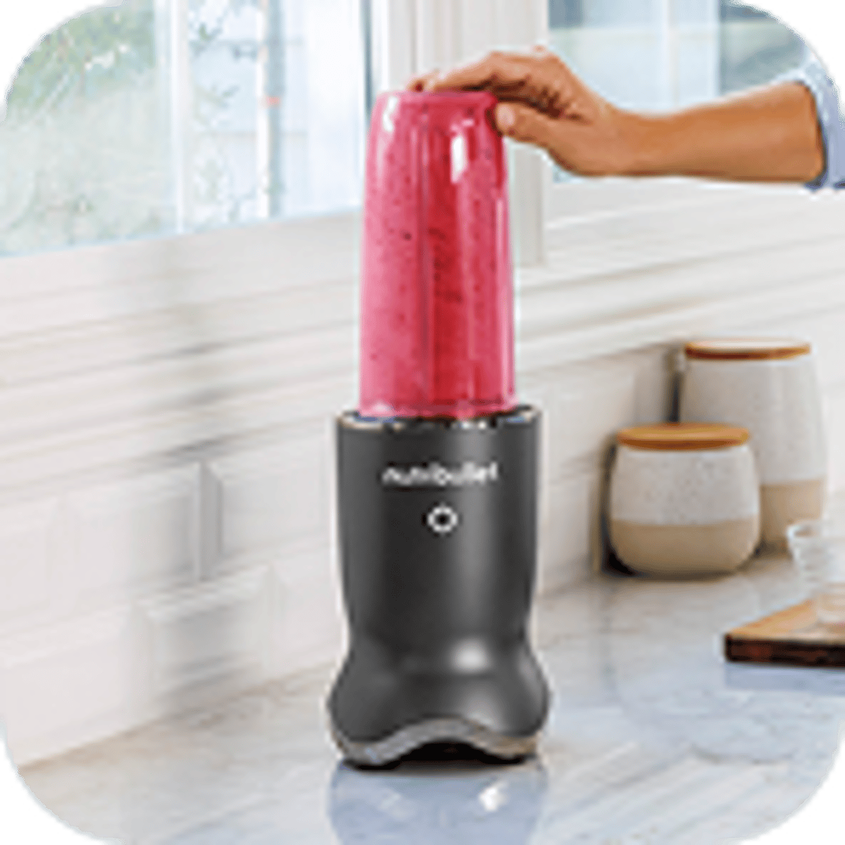 nutribullet Ultra mixt einen pinken Smoothie in der Kueche