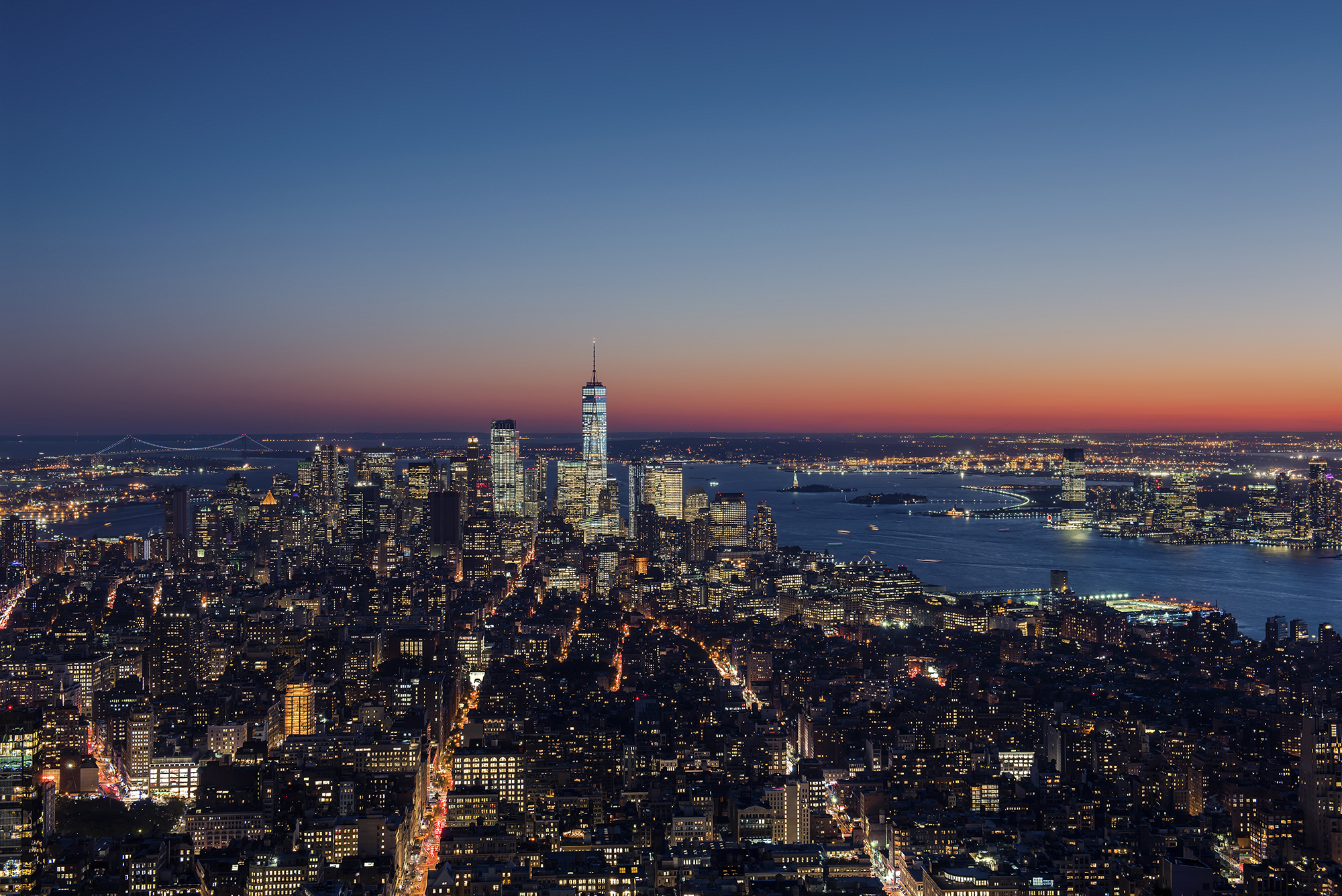 Skyline nocturno de Nueva York visto desde One World Observatory