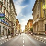 Sommerlicher Roadtrip auf einer kurvigen Kuestenstrasse in Italien