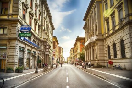 Sommerlicher Roadtrip auf einer kurvigen Kuestenstrasse in Italien