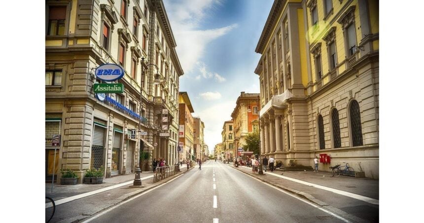 Sommerlicher Roadtrip auf einer kurvigen Kuestenstrasse in Italien