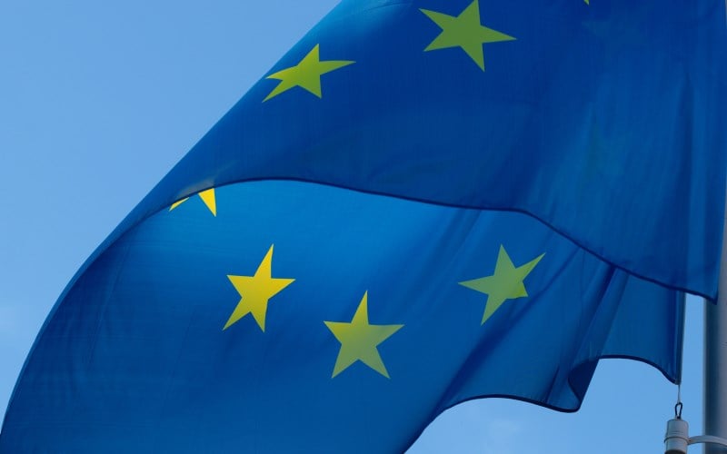 Bandiera dell Unione Europea per una scena di viaggio Schengen
