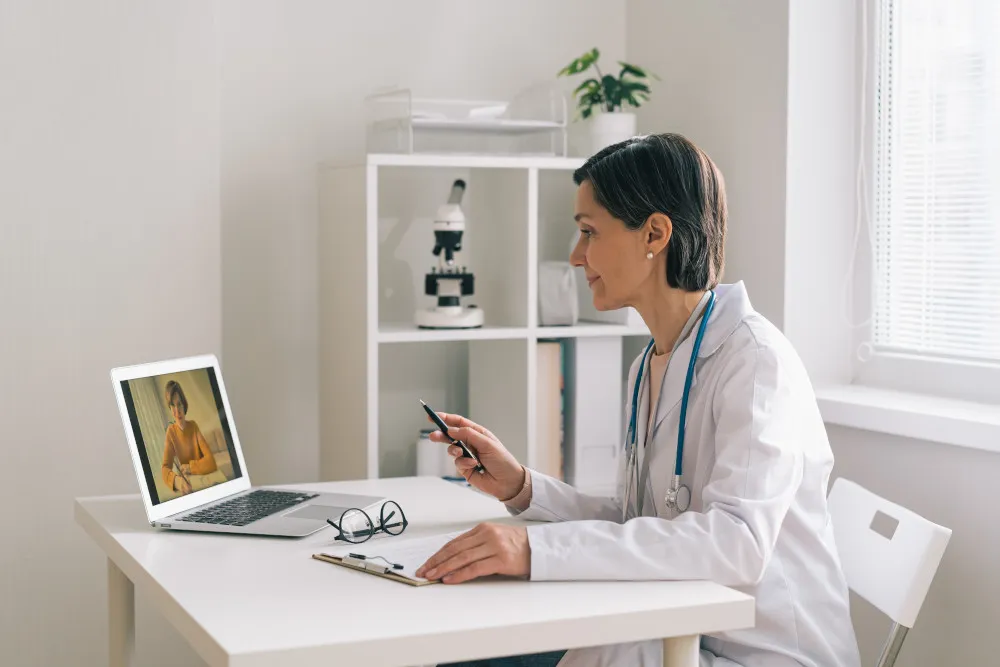 Medico durante un consulto video