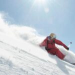 Sciatori in montagna durante un viaggio sulla neve