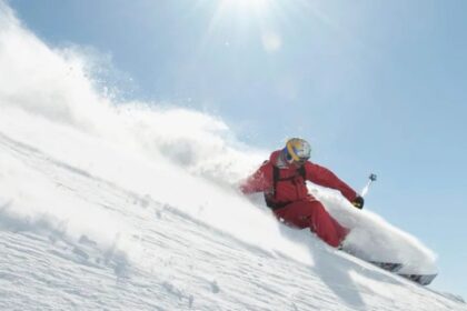Sciatori in montagna durante un viaggio sulla neve