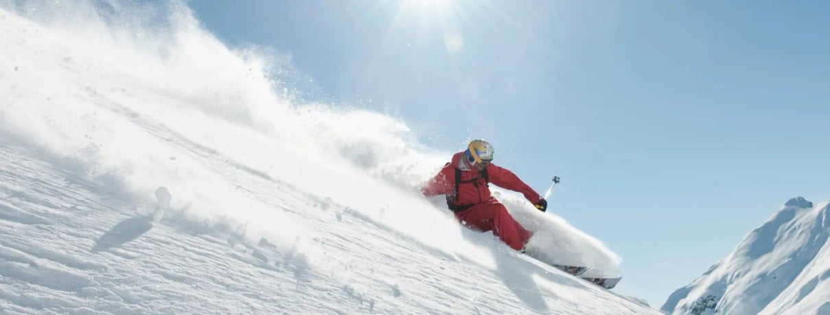Sciatori in montagna durante un viaggio sulla neve