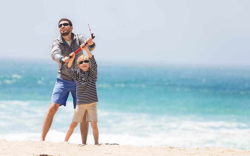Padre e bambino che fanno volare un aquilone
