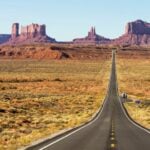 Strada nel deserto americano per una scena di viaggio