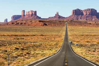 Strada nel deserto americano per una scena di viaggio