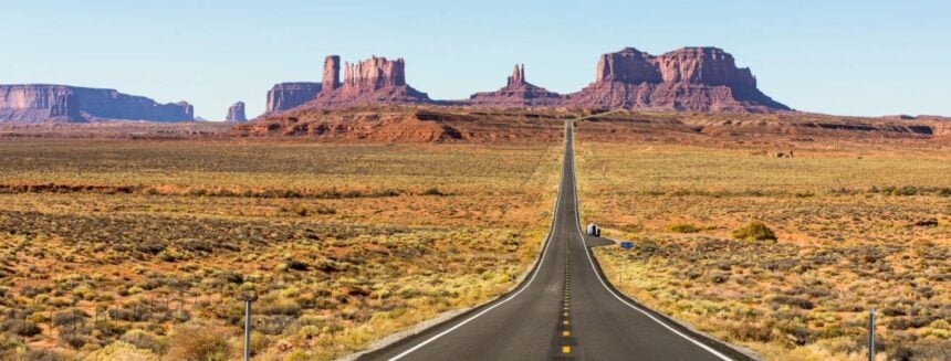 Strada nel deserto americano per una scena di viaggio