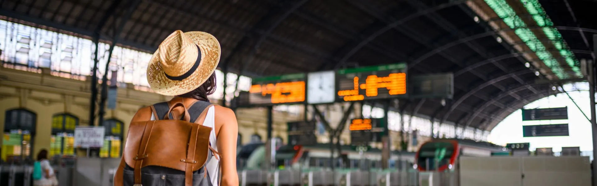 Viajera en una estación de tren