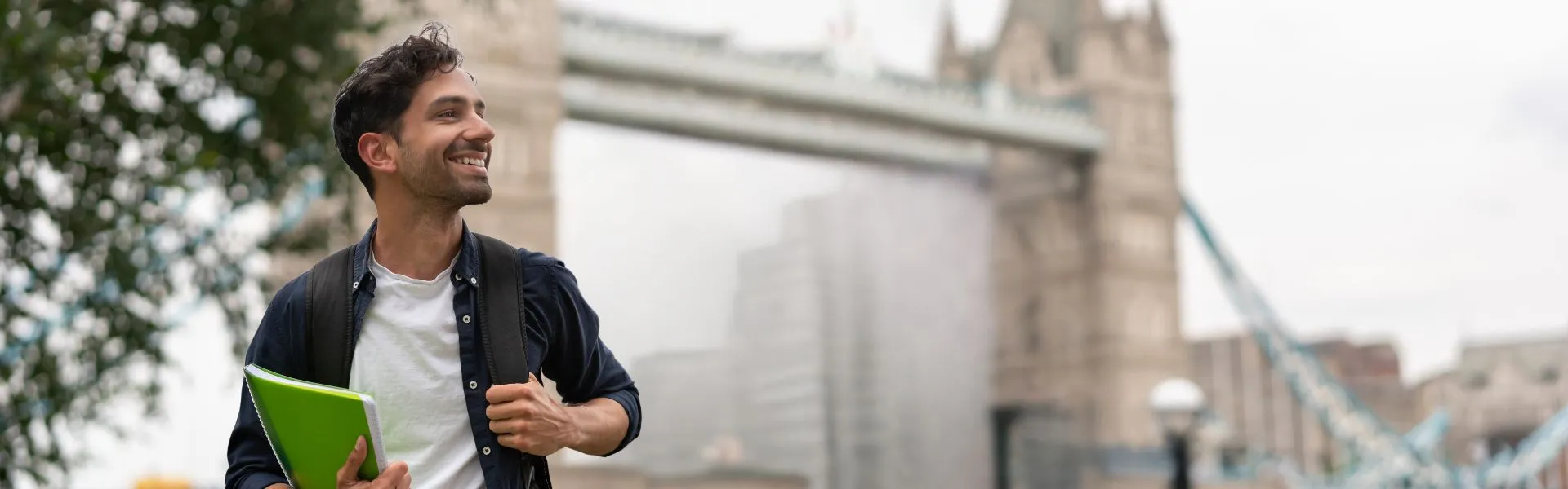 Estudiante frente al Tower Bridge