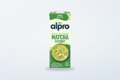 Napój kokosowo-sojowy Alpro z zieloną herbatą matcha 1 l na jasnym tle