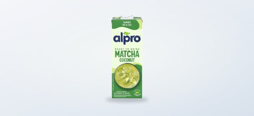 Napój kokosowo-sojowy Alpro z zieloną herbatą matcha 1 l na jasnym tle
