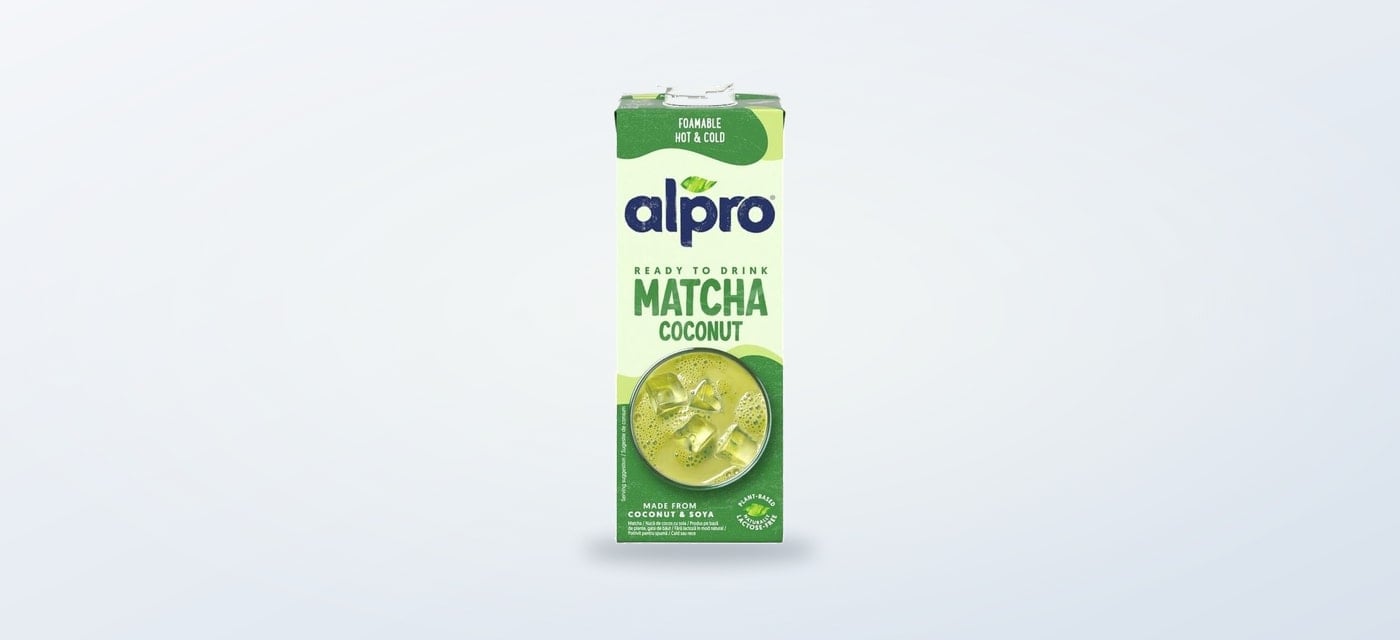 Napój kokosowo-sojowy Alpro z zieloną herbatą matcha 1 l na jasnym tle