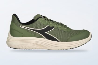 Scarpe da running Diadora Eagle 9 su sfondo chiaro
