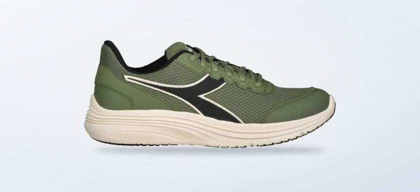 Scarpe da running Diadora Eagle 9 su sfondo chiaro