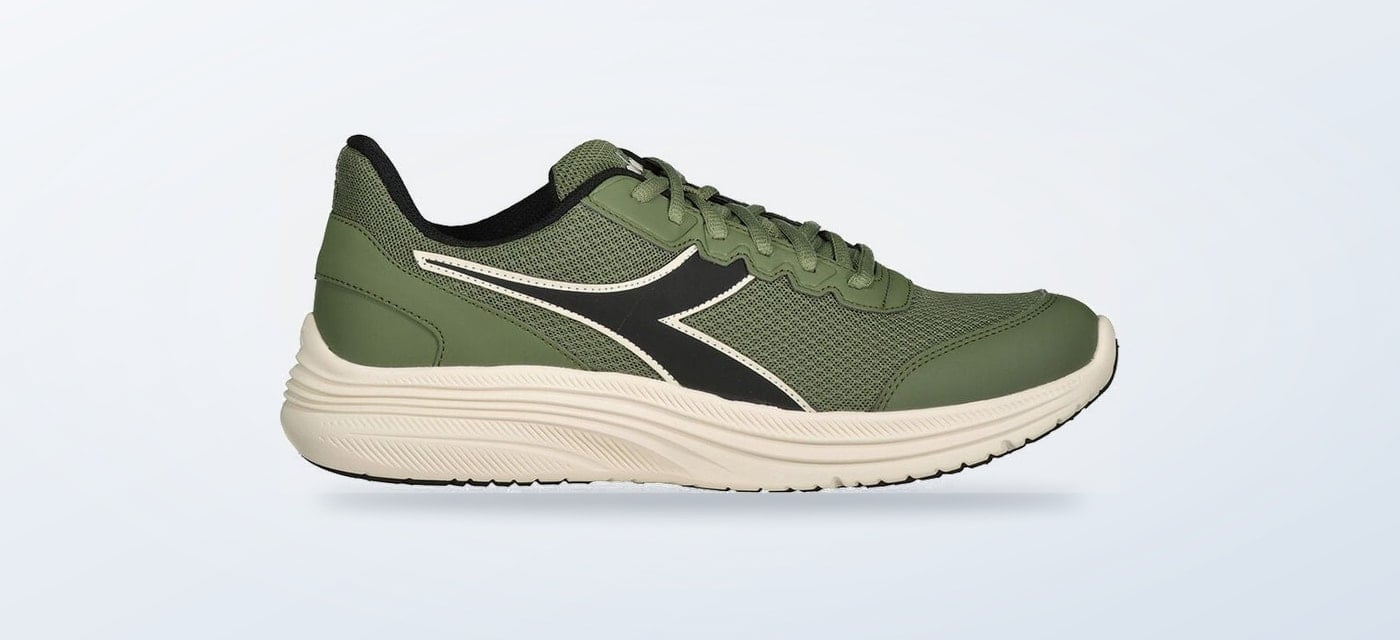 Scarpe da running Diadora Eagle 9 su sfondo chiaro