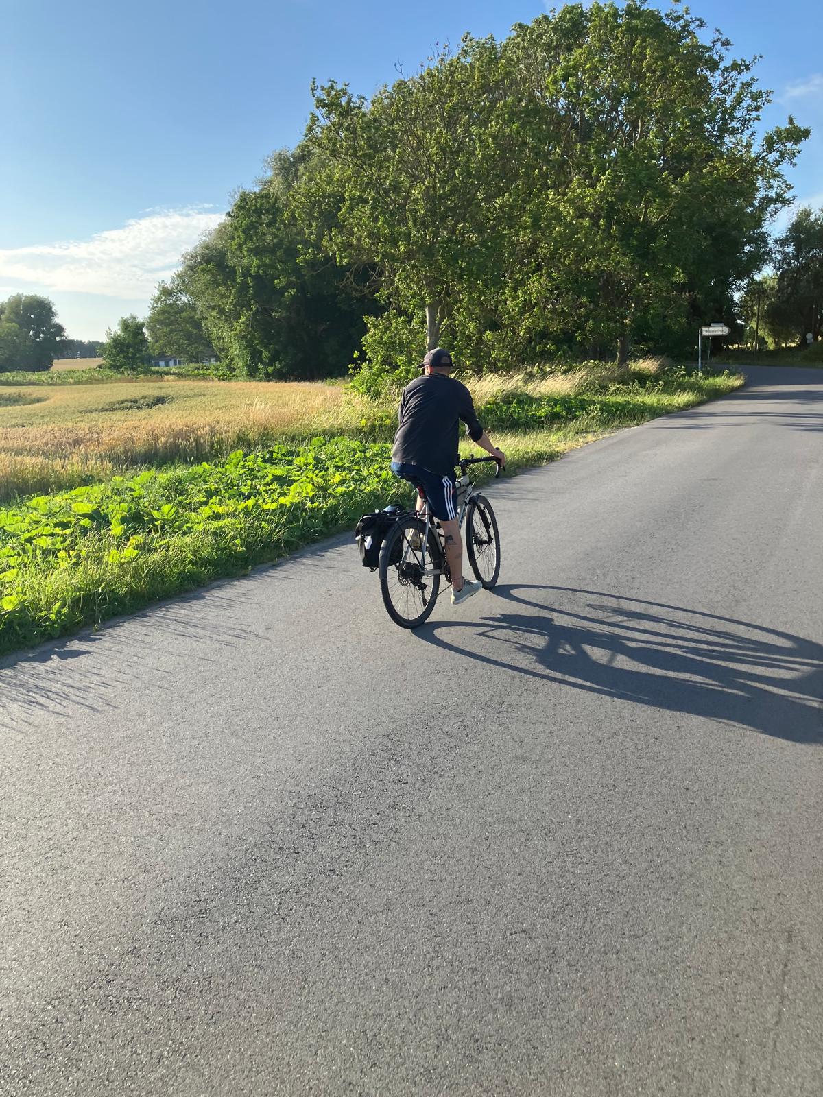 Fahrrad und Gepäck am Bahnhof