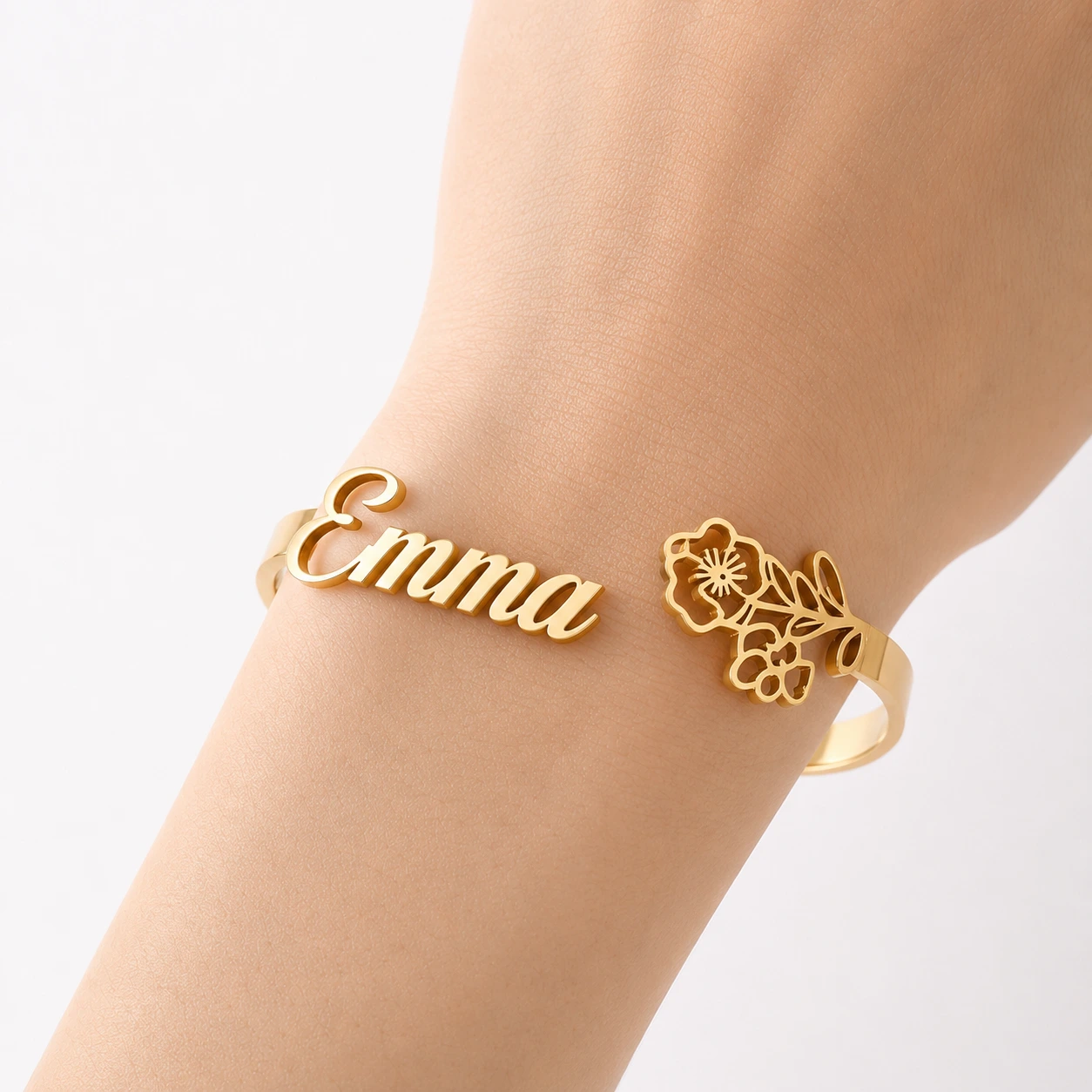 Personligt armband med namn och födelseblomma