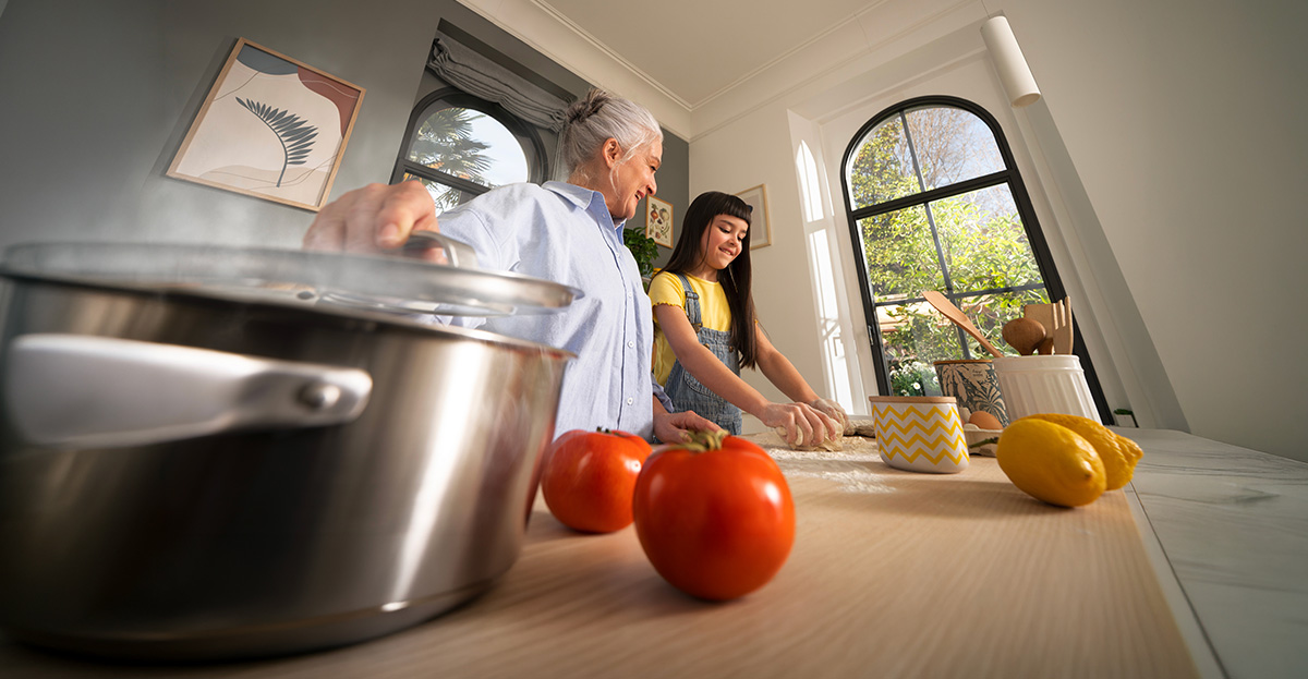 Persone che cucinano insieme in una cucina