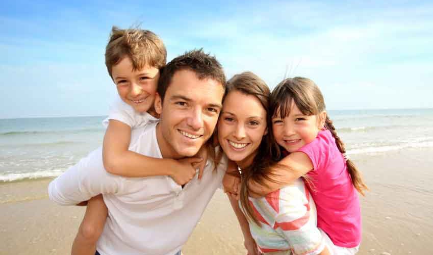 Familia sonriendo en una playa