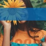 Mujer sosteniendo un girasol durante una escapada