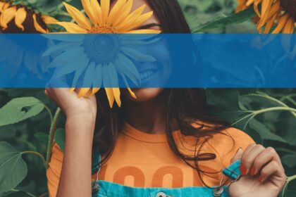 Mujer sosteniendo un girasol durante una escapada