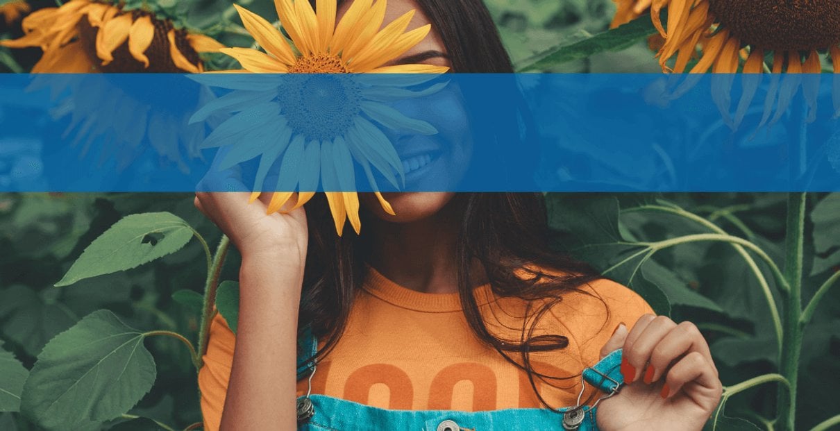 Mujer sosteniendo un girasol durante una escapada