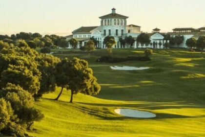 Paisaje panorámico de un campo de golf de Greenfee365