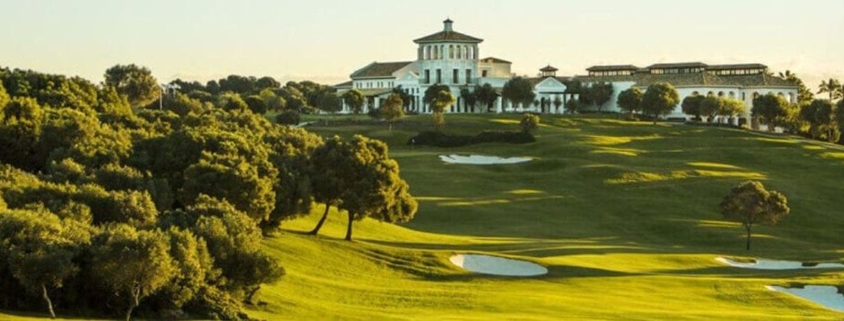 Paisaje panorámico de un campo de golf de Greenfee365