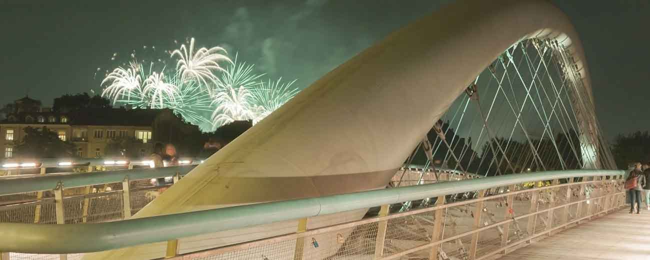 Brug met vuurwerk boven een stadsrivier in Polen