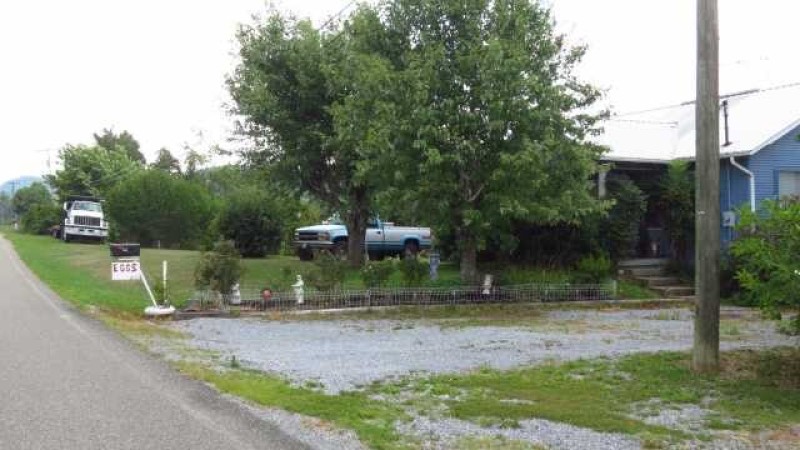 Rural roadside house yard at a Tennessee Host property