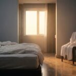 Helles Schlafzimmer mit gefaltetem Bademantel und Wellness-Atmosphäre