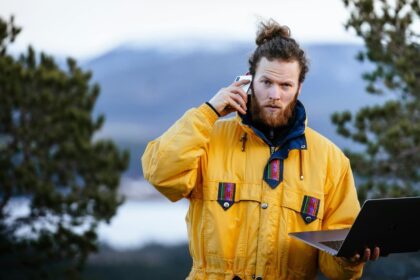 Bred arbetsbild från Invozios guide om hur tjänsten fungerar