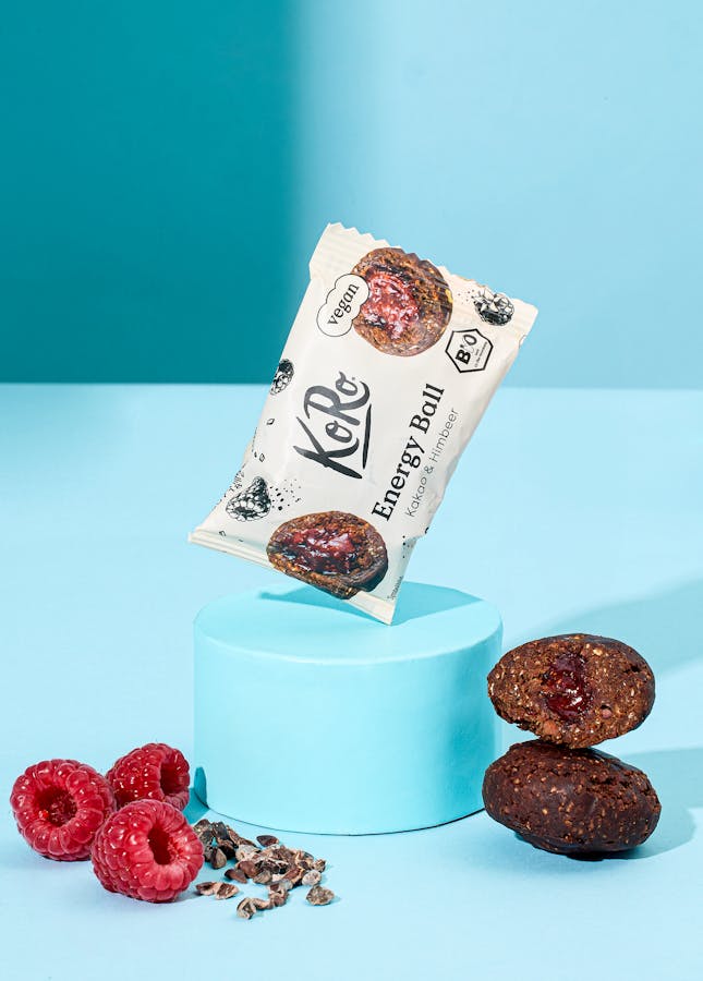 Verpackter Bio Energy Ball mit Kakao und Himbeerfüllung