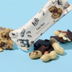 Bio-Hafer-Riegel mit Erdnuss und Schokolade auf blauem Hintergrund
