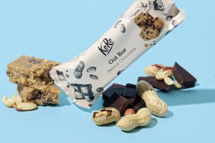 Bio-Hafer-Riegel mit Erdnuss und Schokolade auf blauem Hintergrund