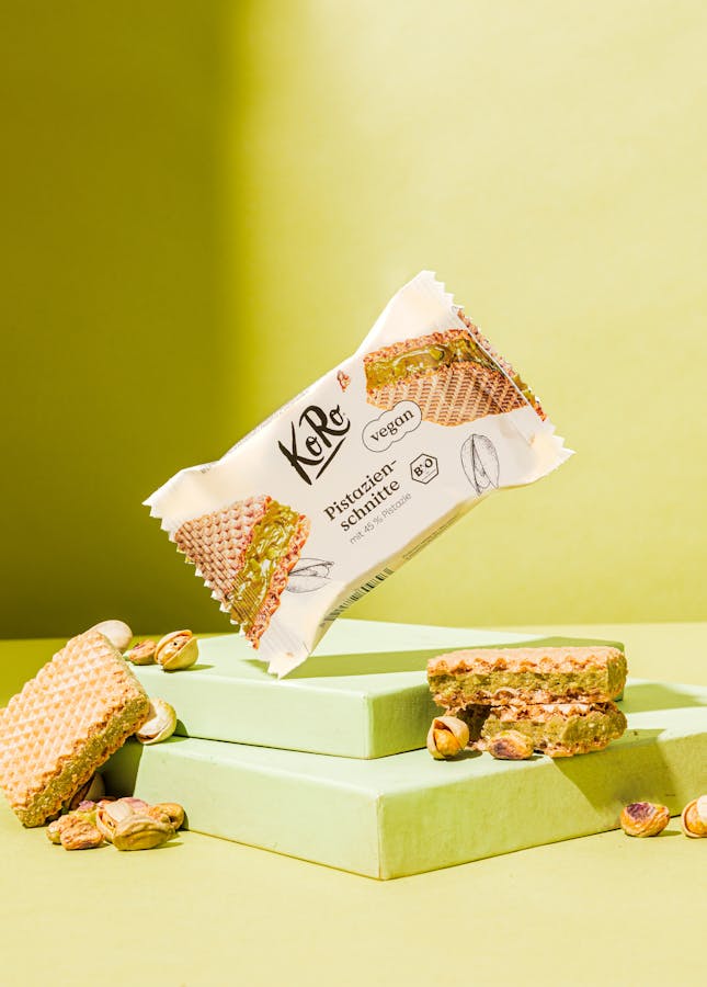 Bio Pistazienschnitte mit Pistazien auf einem Tisch