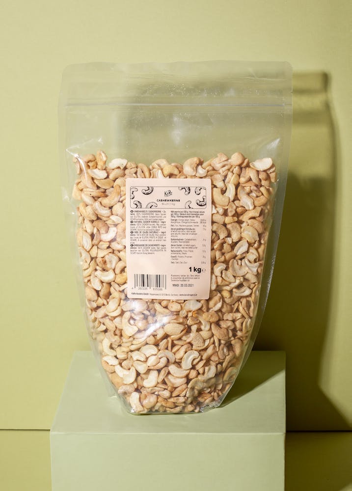 Tüte Cashewbruch von KoRo auf einem grünen Podest