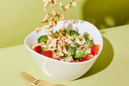 Cashewkerne in einer hellen Küchenszene