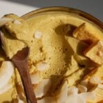 Cremiges veganes Mango-Kokos-Mousse in einem Glas