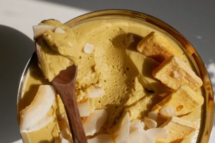 Cremiges veganes Mango-Kokos-Mousse in einem Glas