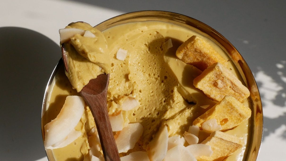 Cremiges veganes Mango-Kokos-Mousse in einem Glas