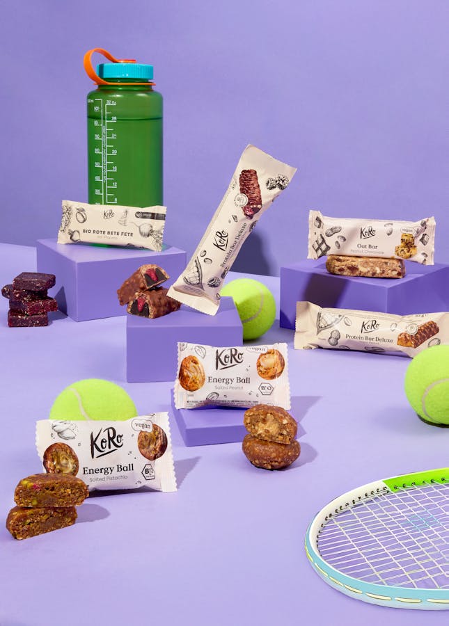 KoRo Snack in einer inszenierten Produktaufnahme